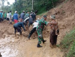 TNI-Polri Bersama Warga Bersihkan Material Longsor di Jalan Raya Karanggondang Menuju ke Bodas dan Klesem