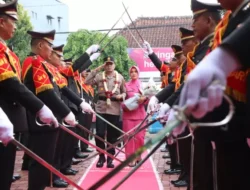 pisah sambut Kapolres Banjarnegara digelar dengan upacara tradisi pedang pora, laporan kesatuan serta apel jam pimpinan di Mapolres Banjarnegara.