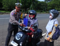 Sosialisasi Ops Keselamatan Candi 2025, Polres Pekalongan Beri Gift kepada Pengendara yang Tertib Berlalu Lintas