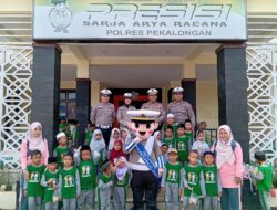 Melalui Polsanak, Anak-Anak TK Muslimat NU Sragi Diajak Tertib Berlalu Lintas Sejak Dini