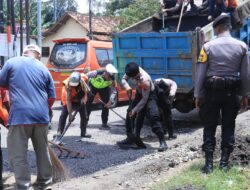 Polisi Lakukan Penambalan Jalan Rusak untuk Meminimalisir Kecelakaan Lalu Lintas