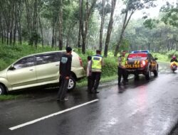 Mobil Pemudik Terperosok ke Parit di Hutan Dukuh Sadang, Kapolsek Kajen Imbau Waspada