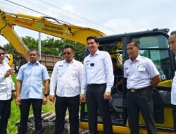 Pemda Indramayu Bersihkan Eceng Gondok di Sungai Cimanuk untuk Cegah Banjir