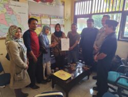 **Warga Beri Penghargaan kepada Polsek Kajen dengan Kue sebagai Tanda Terima Kasih**