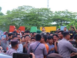 Ratusan Personil Polres Pekalongan Amankan Audiensi Warga Sijambe