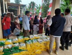 1,8 Ton Beras Ludes di Gerakan Pangan Murah Polsek Kedungwuni, Pembeli Dapat Bendera Merah Putih