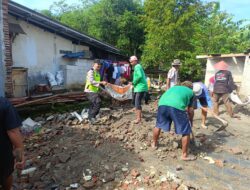 Polsek Kajen Gelar Aksi Gotong Royong Bersihkan Puing Rumah Warga Roboh di Sangkanjoyo