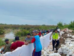 Sinergi TNI–Polri dan Warga Perkuat Tanggul Rawan Jebol di Wonokerto