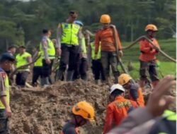 Polres Pekalongan Terjunkan Puluhan Personel BKO ke Banjarnegara, Fokus Evakuasi dan Trauma Healing Korban Longsor