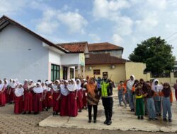 Sat Binmas Polres Pekalongan Beri Edukasi Keselamatan Berlalu Lintas kepada Siswa SDN 2 Gejlig