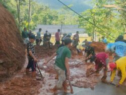Babinsa Koramil 12/Watukumpul Gotong Royong Bersihkan Sisa Material Lumpur Bersama Warga Desa Tambi