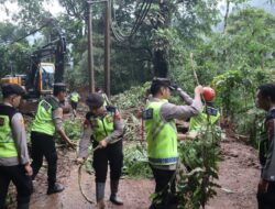 Jalur Karanganyar-Lebakbarang Kembali Normal! Polisi dan Tim Gabungan Berhasil Urai Material Longsor