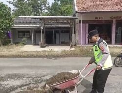 Polisi Peduli Keselamatan, Polsek Sragi Tambal Jalan Berlubang di Wonosari