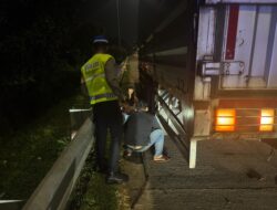 Sigap, Petugas Pos Yan Rest Area 338A Bantu Truk Pecah Ban di Tol Pekalongan