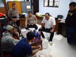 Sadar Bahaya, Warga Salakbrojo Serahkan Belasan Petasan Ukuran Jumbo ke Polsek Kedungwuni