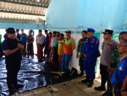 Polisi Kawal Evakuasi dan Penyerahan 15 ABK Korban Kapal Tenggelam di Perairan Batang