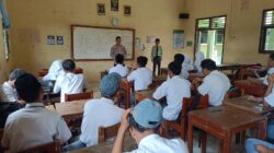 Sambang Dialogis di SMK Ma’arif NU Kajen, Bhabinkamtibmas Sampaikan Pesan Kamtibmas ke Pelajar  