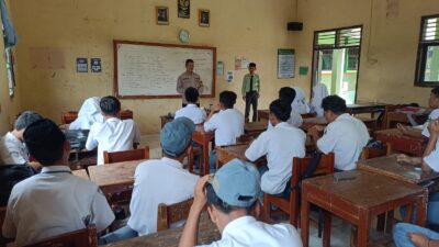 Sambang Dialogis di SMK Ma’arif NU Kajen, Bhabinkamtibmas Sampaikan Pesan Kamtibmas ke Pelajar  