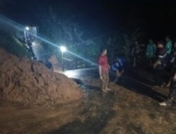 Longsor di Desa Pamutuh Putus Akses Jalan, Warga Bersama TNI-Polri Sigap Lakukan Pembersihan