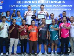 Kapolres-Wakapolres Antar Tim Polres Pekalongan Juara Eksebisi Antar Instansi Kejurkab Bulutangkis HUT Bhayangkara ke-80