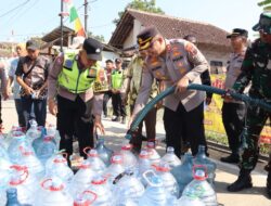 Polres Pekalongan Salurkan 13.000 Liter Air Bersih untuk Warga Terdampak Kekeringan di Sragi