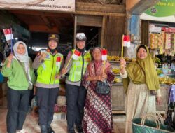 Polres Pekalongan Bagikan Ribuan Bendera Merah Putih, Semarakkan HUT RI ke-81